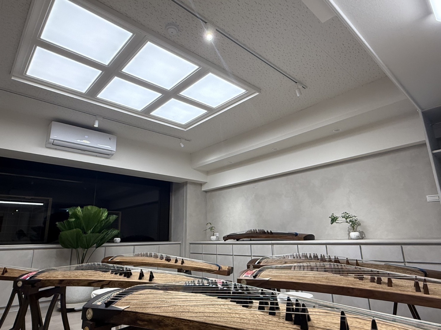 教室全景　琴具與燈光